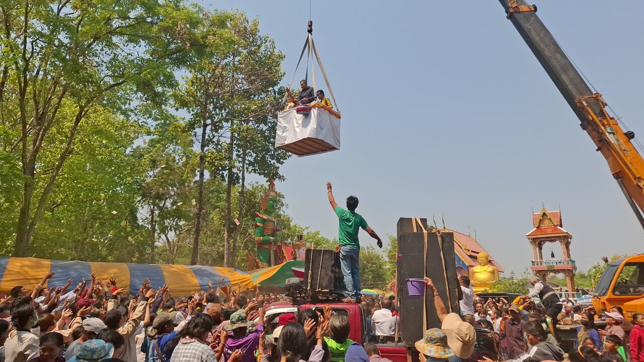 Hỗn loạn cảnh 2 ca sĩ d&ugrave;ng cần cẩu rải tiền cho 500 người sau khi tr&uacute;ng số độc đắc- Ảnh 2.