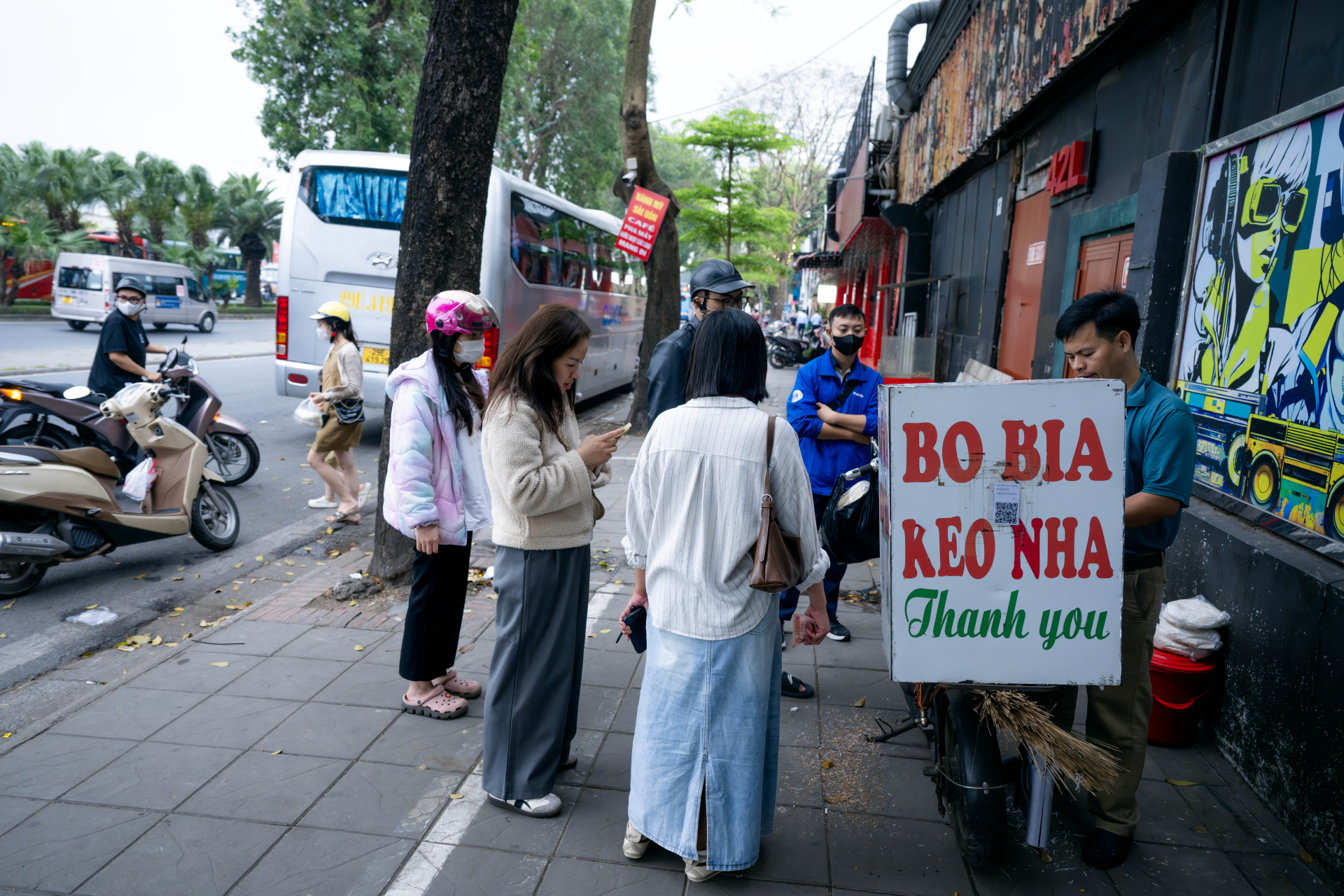 Clip: Đi t&igrave;m anh b&aacute;n b&ograve; b&iacute;a b&iacute; ẩn nhất Việt Nam, tiết lộ l&yacute; do mắt "đảo như lạc rang" khi b&aacute;n h&agrave;ng- Ảnh 3.