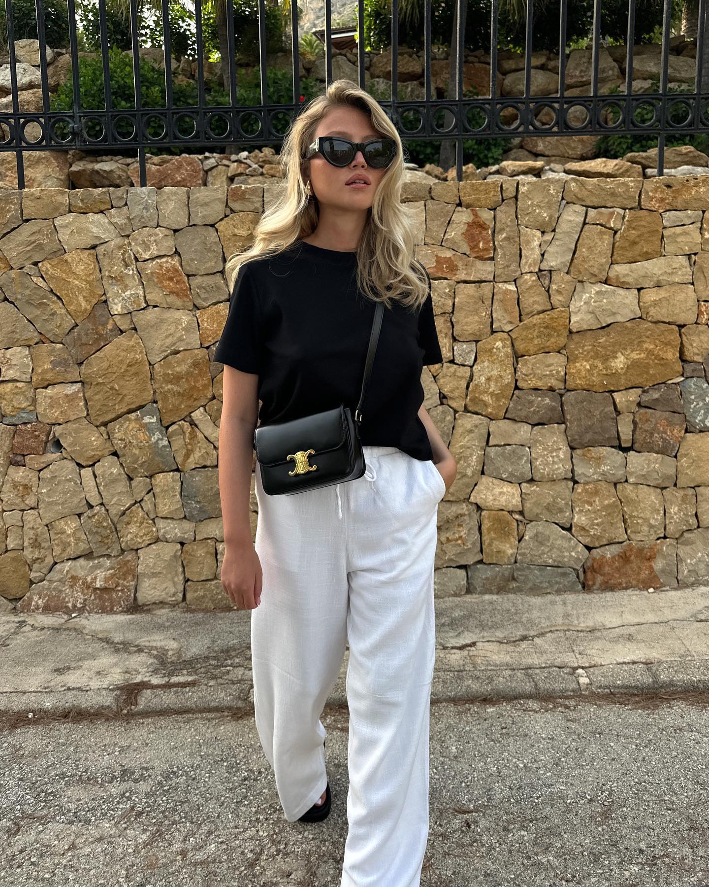 Phụ nữ Ph&aacute;p c&oacute; 5 c&aacute;ch mặc &aacute;o thun sang xịn mịn- Ảnh 5.