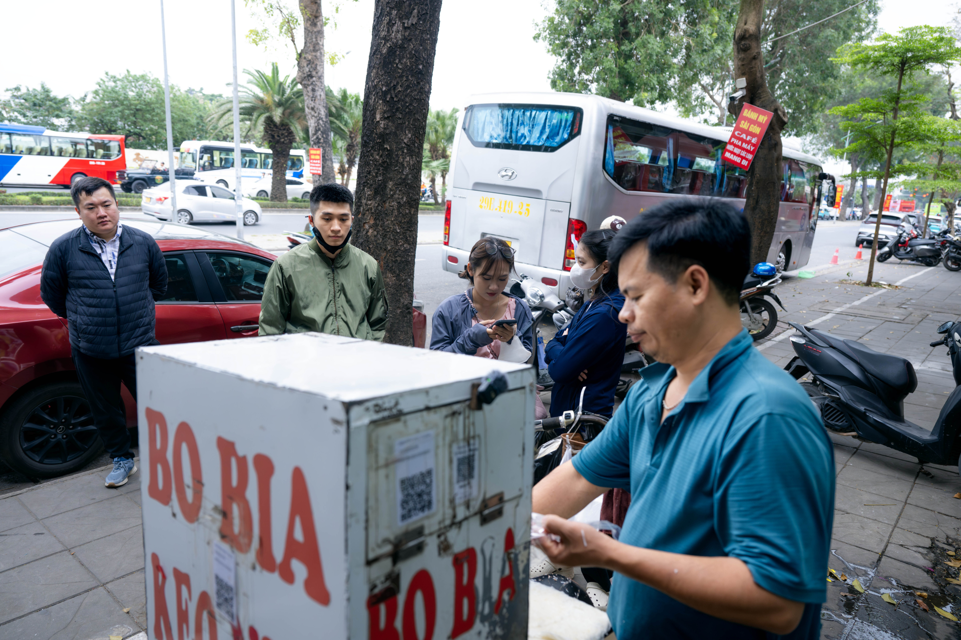 Clip: Đi t&igrave;m anh b&aacute;n b&ograve; b&iacute;a b&iacute; ẩn nhất Việt Nam, tiết lộ l&yacute; do mắt "đảo như lạc rang" khi b&aacute;n h&agrave;ng- Ảnh 4.