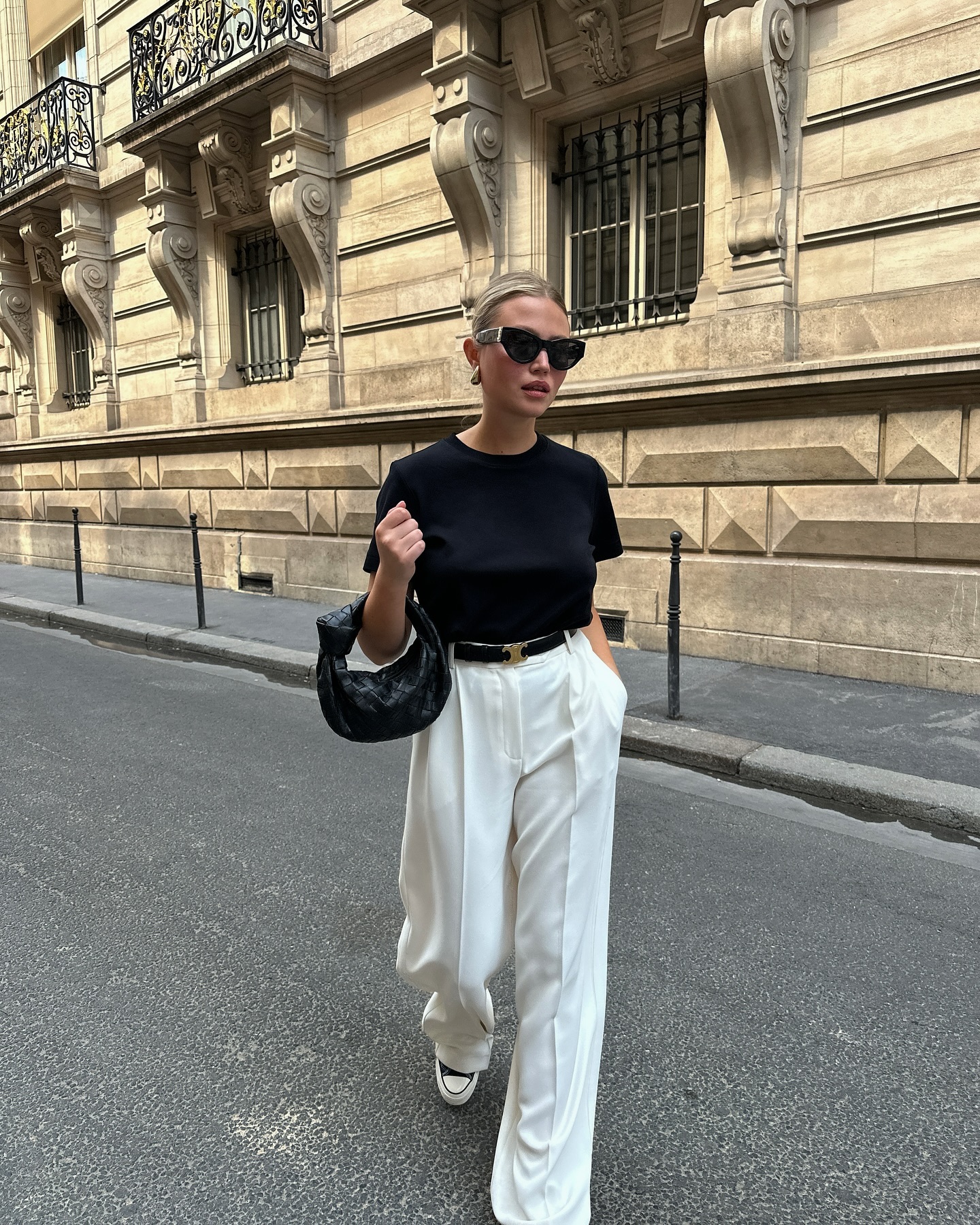 Phụ nữ Ph&aacute;p c&oacute; 5 c&aacute;ch mặc &aacute;o thun sang xịn mịn- Ảnh 10.