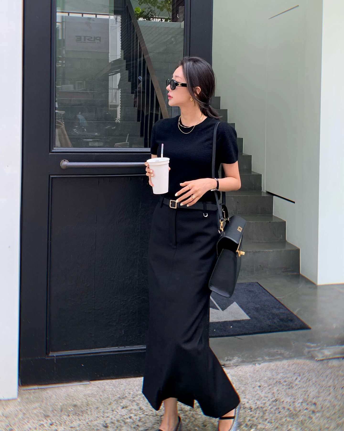 Ch&acirc;n v&aacute;y su&ocirc;ng m&ugrave;a h&egrave; qu&aacute; đẹp: 4 c&aacute;ch mặc t&ocirc;n d&aacute;ng v&agrave; thanh lịch từ c&ocirc;ng sở ra phố- Ảnh 8.