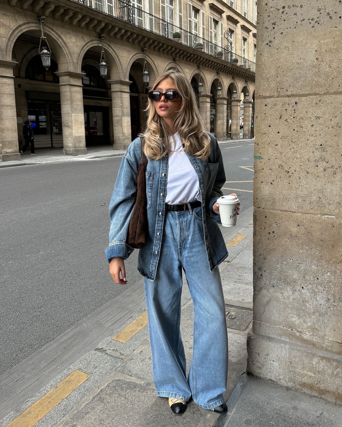 Phụ nữ Ph&aacute;p c&oacute; 5 c&aacute;ch mặc &aacute;o thun sang xịn mịn- Ảnh 4.