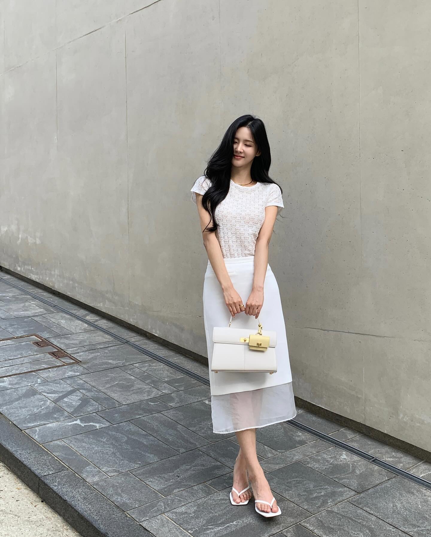 Ch&acirc;n v&aacute;y su&ocirc;ng m&ugrave;a h&egrave; qu&aacute; đẹp: 4 c&aacute;ch mặc t&ocirc;n d&aacute;ng v&agrave; thanh lịch từ c&ocirc;ng sở ra phố- Ảnh 6.