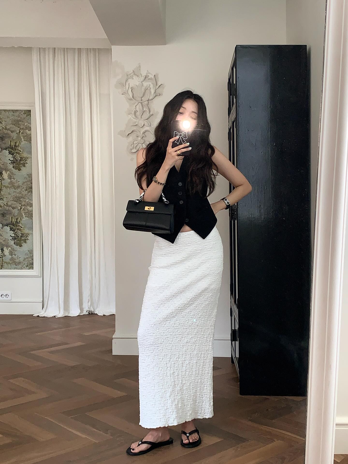 Ch&acirc;n v&aacute;y su&ocirc;ng m&ugrave;a h&egrave; qu&aacute; đẹp: 4 c&aacute;ch mặc t&ocirc;n d&aacute;ng v&agrave; thanh lịch từ c&ocirc;ng sở ra phố- Ảnh 5.