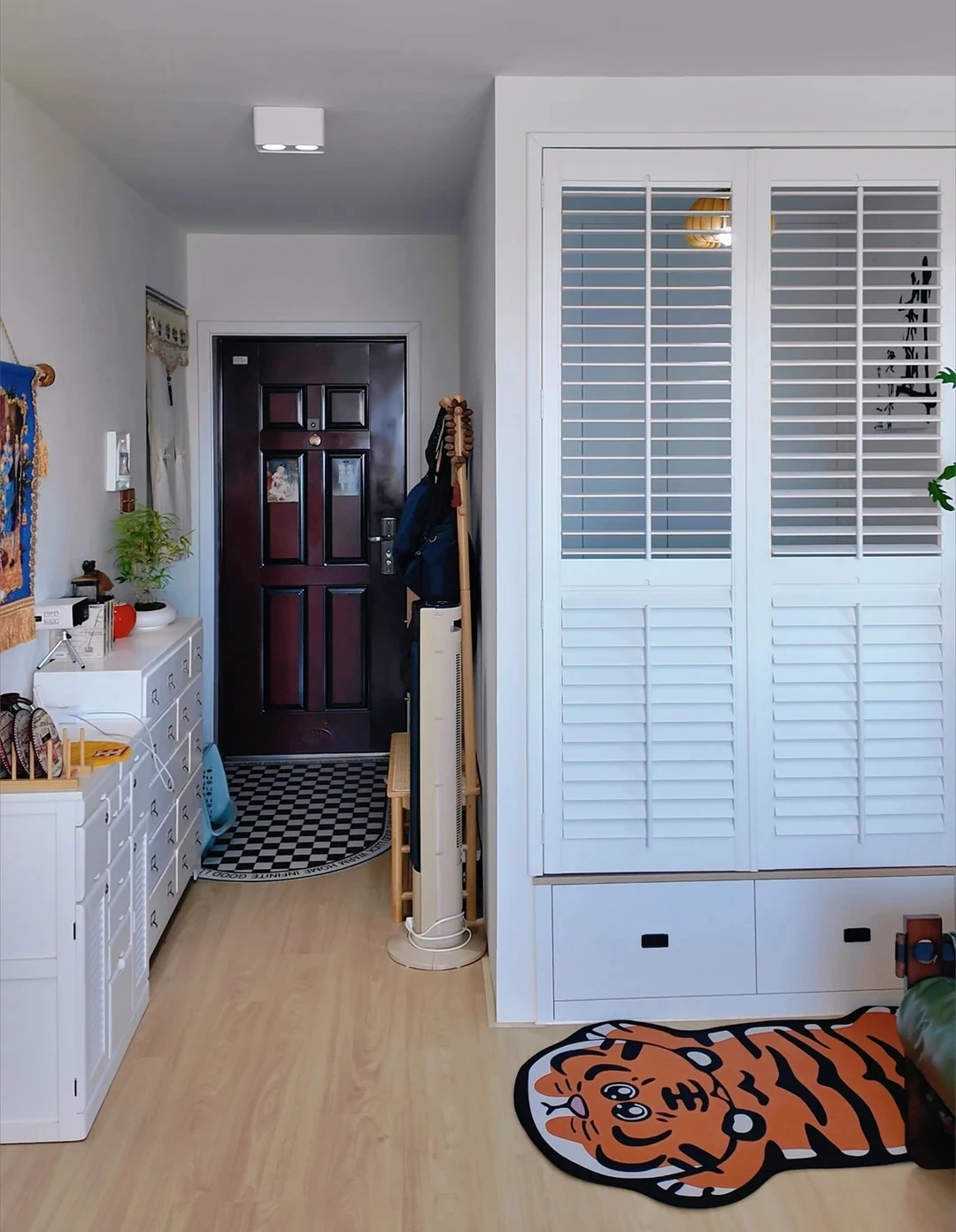 Căn nh&agrave; 33m2 của ch&agrave;ng trai sống một m&igrave;nh g&acirc;y sốt: Ph&ograve;ng ngủ chỉ 3m2 nằm ngay trong ph&ograve;ng kh&aacute;ch!- Ảnh 2.