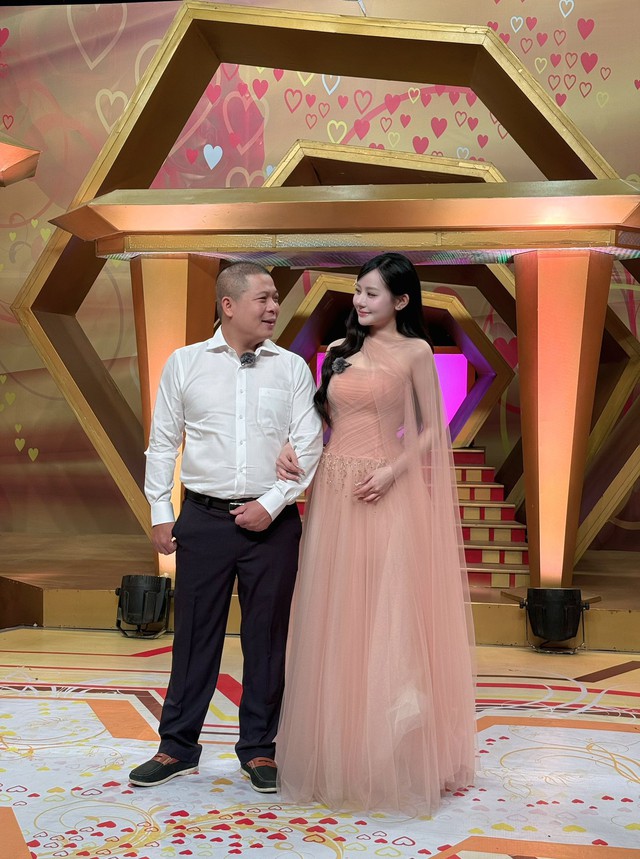 Tr&uacute;ng s&eacute;t &aacute;i t&igrave;nh, gi&aacute;m đốc Dược cưới vợ k&eacute;m 12 tuổi sau 2 th&aacute;ng hẹn h&ograve; v&agrave; biến cố 20 tỷ "ph&eacute;p thử h&ocirc;n nh&acirc;n"- Ảnh 1.