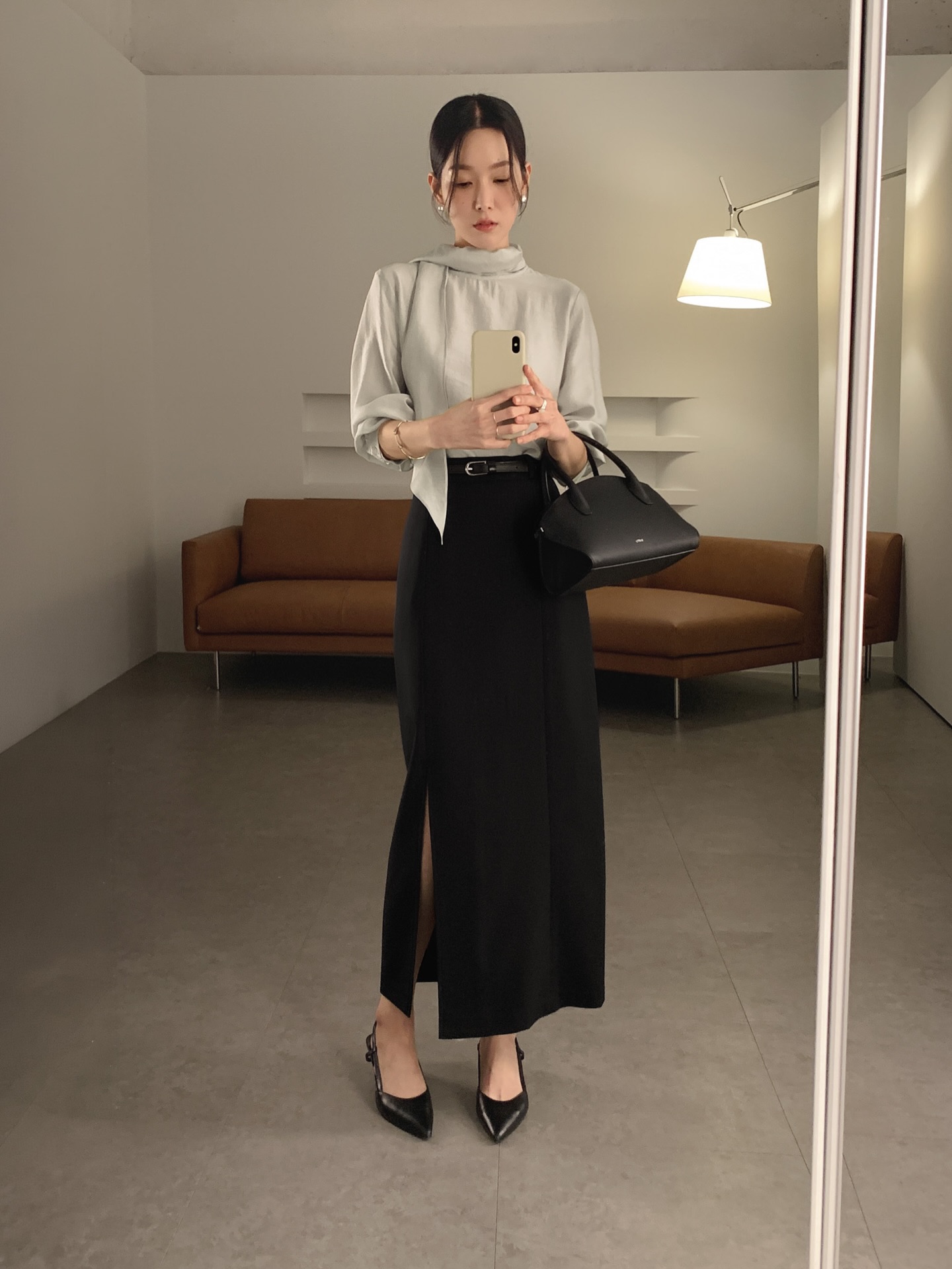 Ch&acirc;n v&aacute;y su&ocirc;ng m&ugrave;a h&egrave; qu&aacute; đẹp: 4 c&aacute;ch mặc t&ocirc;n d&aacute;ng v&agrave; thanh lịch từ c&ocirc;ng sở ra phố- Ảnh 3.