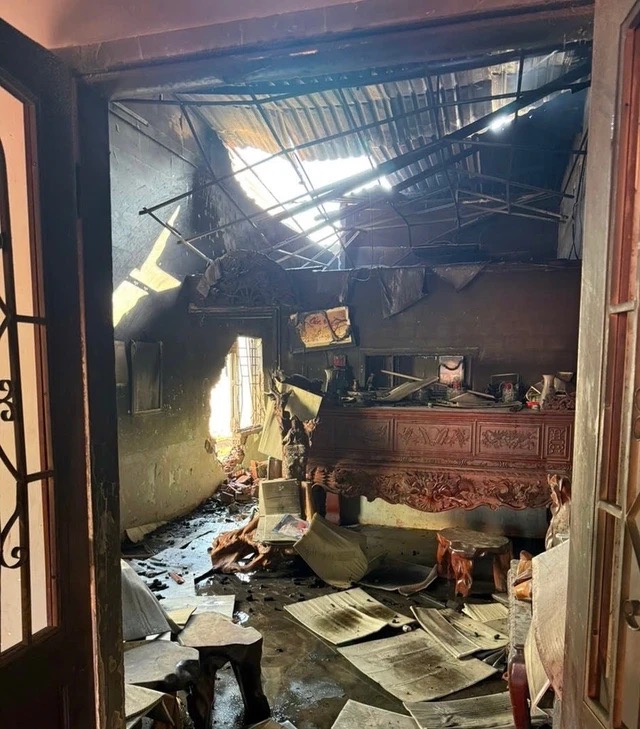 Hiện trường vụ cháy khiến chị em ruột 5 tuổi và 7 tuổi tử vong, bố mẹ đi làm xa, ở cùng bà nội- Ảnh 3. Hiện trường vụ cháy khiến chị em ruột 5 tuổi và 7 tuổi tử vong, bố mẹ đi làm xa, ở cùng bà nội- Ảnh 3.