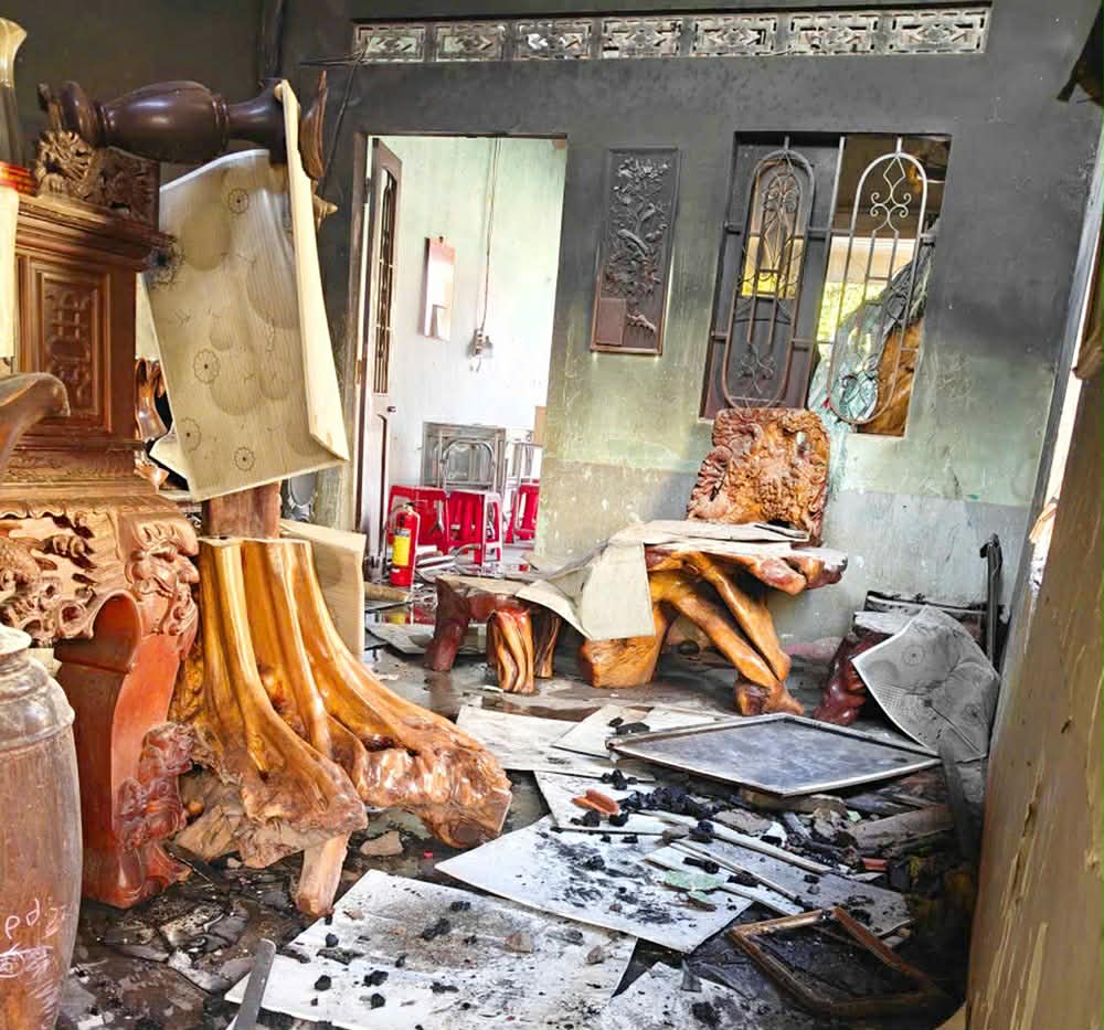 Hiện trường vụ cháy khiến chị em ruột 5 tuổi và 7 tuổi tử vong, bố mẹ đi làm xa, ở cùng bà nội- Ảnh 1. Hiện trường vụ cháy khiến chị em ruột 5 tuổi và 7 tuổi tử vong, bố mẹ đi làm xa, ở cùng bà nội- Ảnh 1.