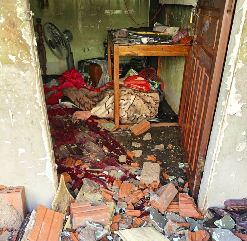 Hiện trường vụ cháy khiến chị em ruột 5 tuổi và 7 tuổi tử vong, bố mẹ đi làm xa, ở cùng bà nội- Ảnh 2. Hiện trường vụ cháy khiến chị em ruột 5 tuổi và 7 tuổi tử vong, bố mẹ đi làm xa, ở cùng bà nội- Ảnh 2.
