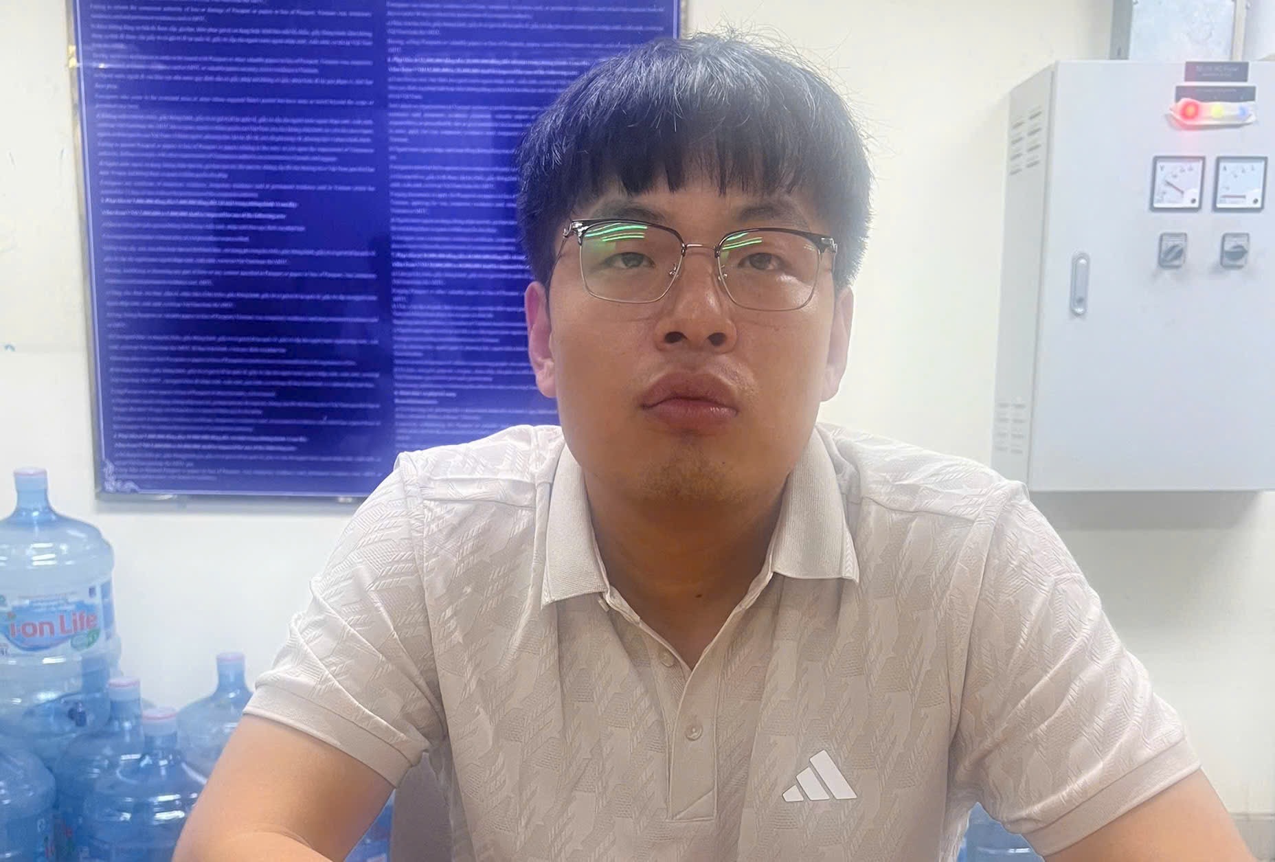 Vụ người đ&agrave;n &ocirc;ng tử vong trong kh&aacute;ch sạn ở TP.HCM: Bắt giữ nghi can, ph&aacute;t hiện hung kh&iacute; tr&ecirc;n n&oacute;c tủ đồ uống ở s&acirc;n bay T&acirc;n Sơn Nhất- Ảnh 3.