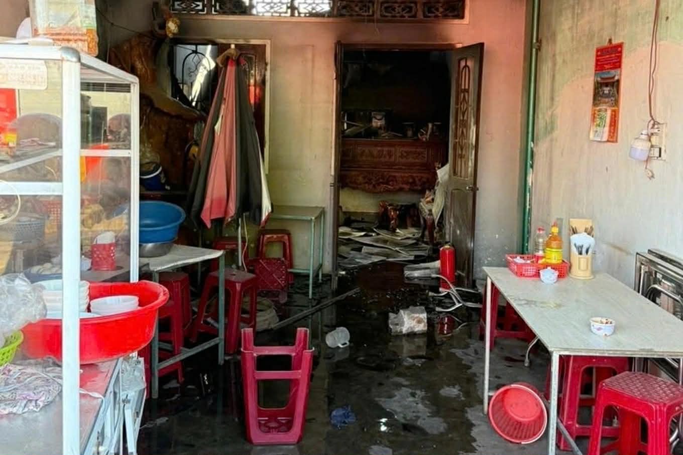 Hiện trường vụ cháy khiến chị em ruột 5 tuổi và 7 tuổi tử vong, bố mẹ đi làm xa, ở cùng bà nội- Ảnh 4. Hiện trường vụ cháy khiến chị em ruột 5 tuổi và 7 tuổi tử vong, bố mẹ đi làm xa, ở cùng bà nội- Ảnh 4.