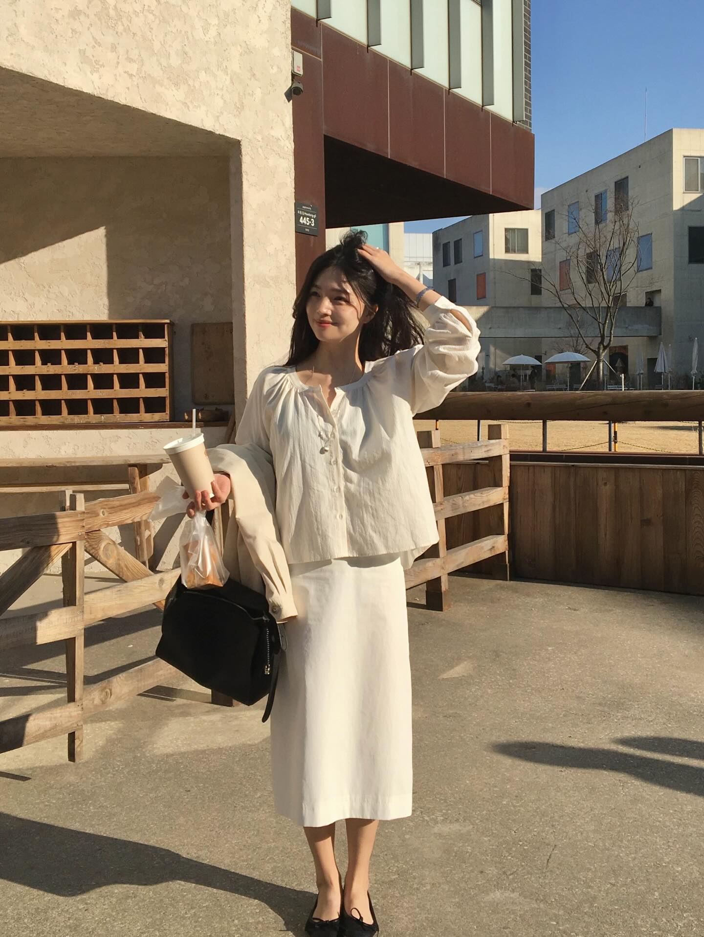 Ch&acirc;n v&aacute;y su&ocirc;ng m&ugrave;a h&egrave; qu&aacute; đẹp: 4 c&aacute;ch mặc t&ocirc;n d&aacute;ng v&agrave; thanh lịch từ c&ocirc;ng sở ra phố- Ảnh 2.