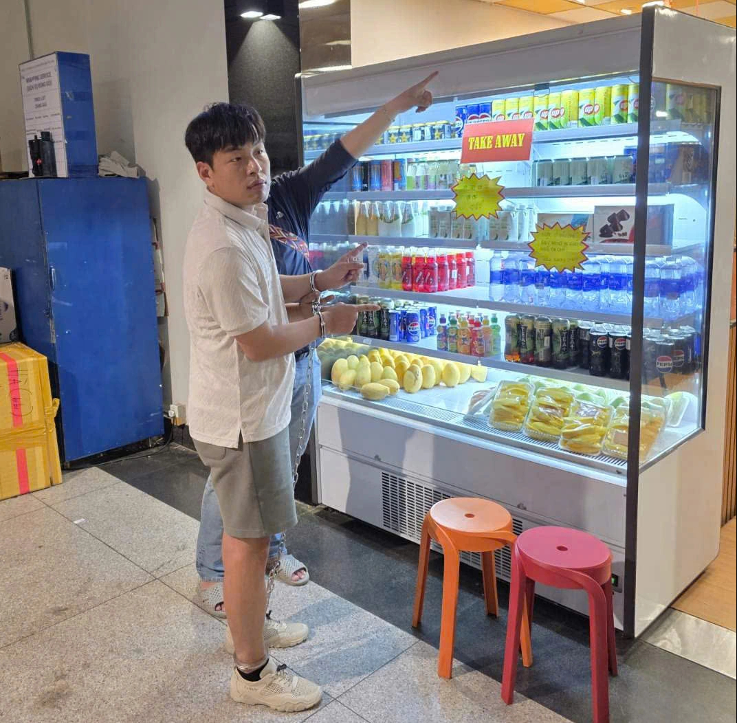 Vụ người đ&agrave;n &ocirc;ng tử vong trong kh&aacute;ch sạn ở TP.HCM: Bắt giữ nghi can, ph&aacute;t hiện hung kh&iacute; tr&ecirc;n n&oacute;c tủ đồ uống ở s&acirc;n bay T&acirc;n Sơn Nhất- Ảnh 2.