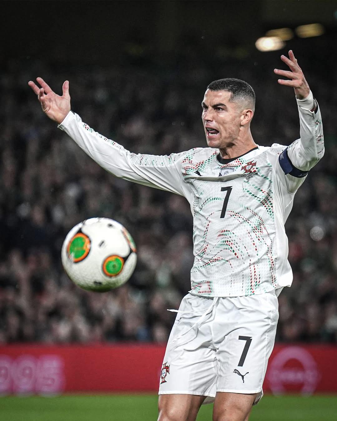 Ronaldo bị loại khỏi đội tuyển Bồ Đào Nha- Ảnh 1. Ronaldo bị loại khỏi đội tuyển Bồ Đào Nha- Ảnh 1.