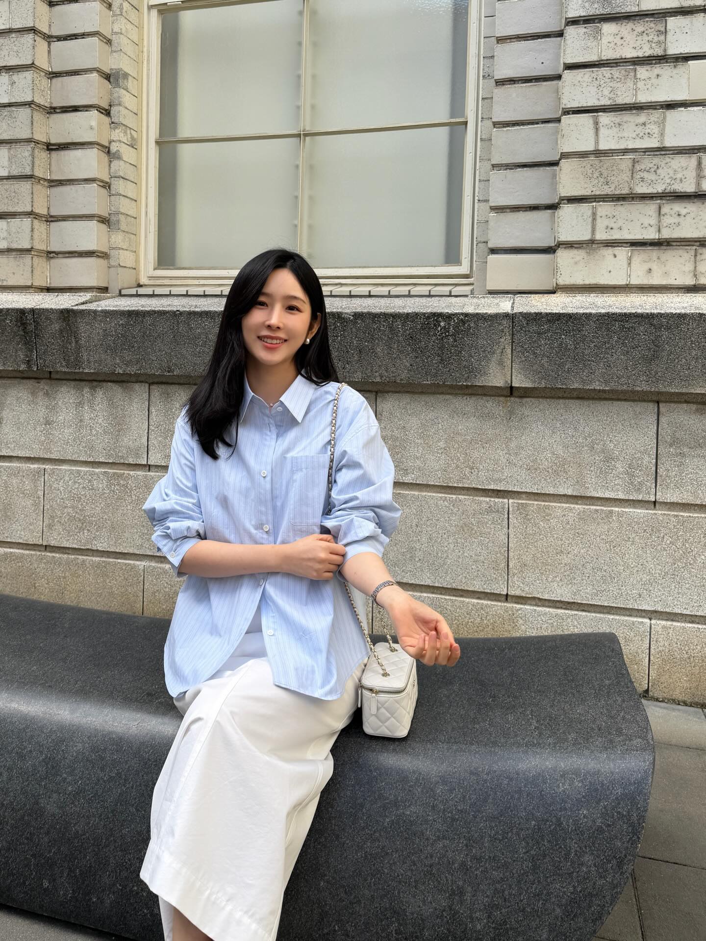 Ch&acirc;n v&aacute;y su&ocirc;ng m&ugrave;a h&egrave; qu&aacute; đẹp: 4 c&aacute;ch mặc t&ocirc;n d&aacute;ng v&agrave; thanh lịch từ c&ocirc;ng sở ra phố- Ảnh 10.