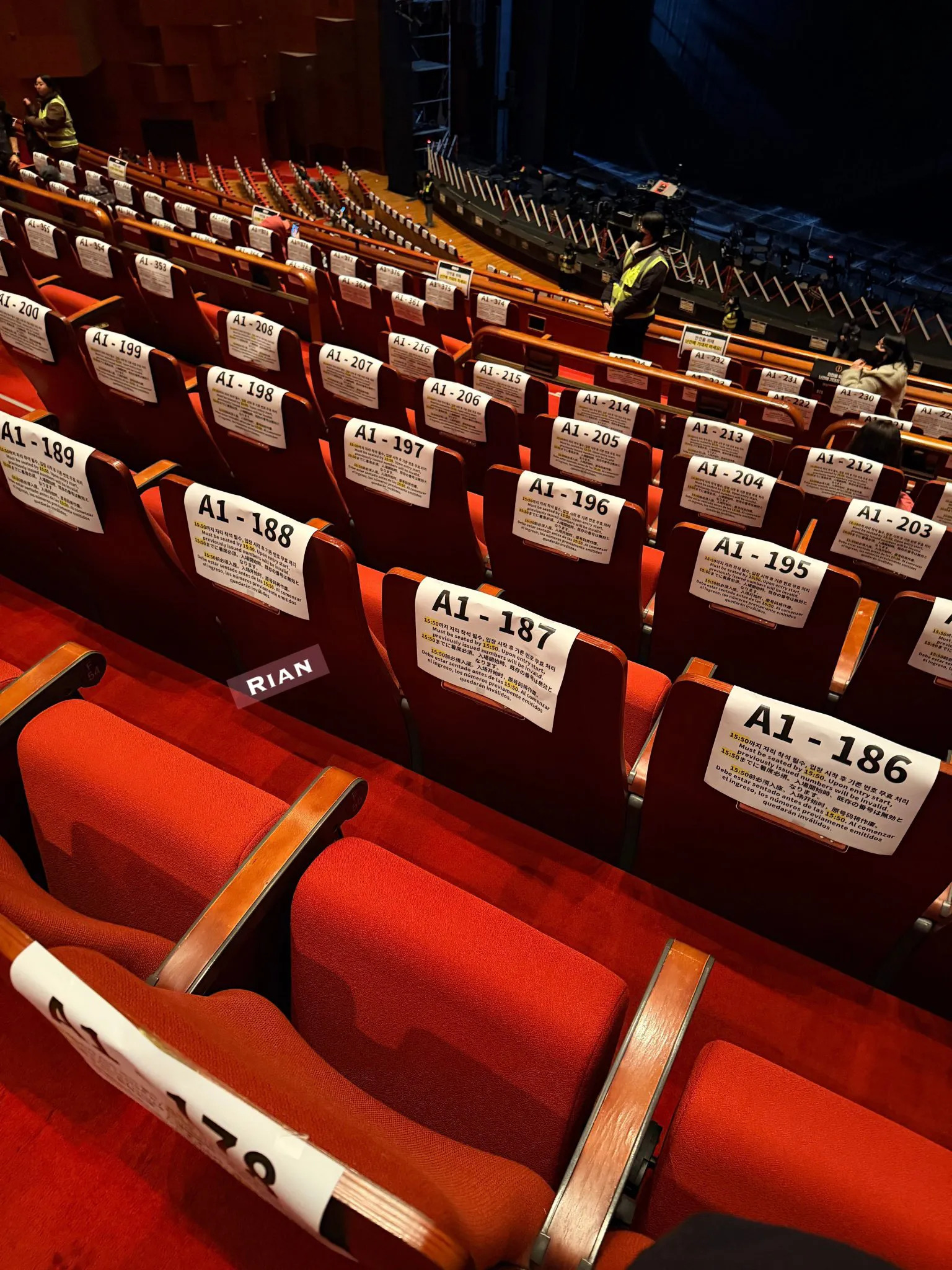 Trước giờ G concert miễn phí của BTS: Thủ tướng Hàn Quốc đích thân thị sát, hàng chục nghìn fan đổ bộ- Ảnh 5. Trước giờ G concert miễn phí của BTS: Thủ tướng Hàn Quốc đích thân thị sát, hàng chục nghìn fan đổ bộ- Ảnh 5.