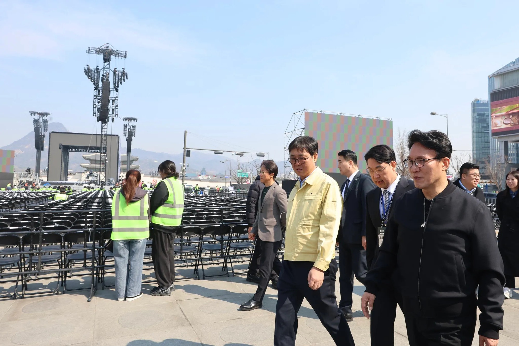 Trước giờ G concert miễn phí của BTS: Thủ tướng Hàn Quốc đích thân thị sát, hàng chục nghìn fan đổ bộ- Ảnh 1. Trước giờ G concert miễn phí của BTS: Thủ tướng Hàn Quốc đích thân thị sát, hàng chục nghìn fan đổ bộ- Ảnh 1.