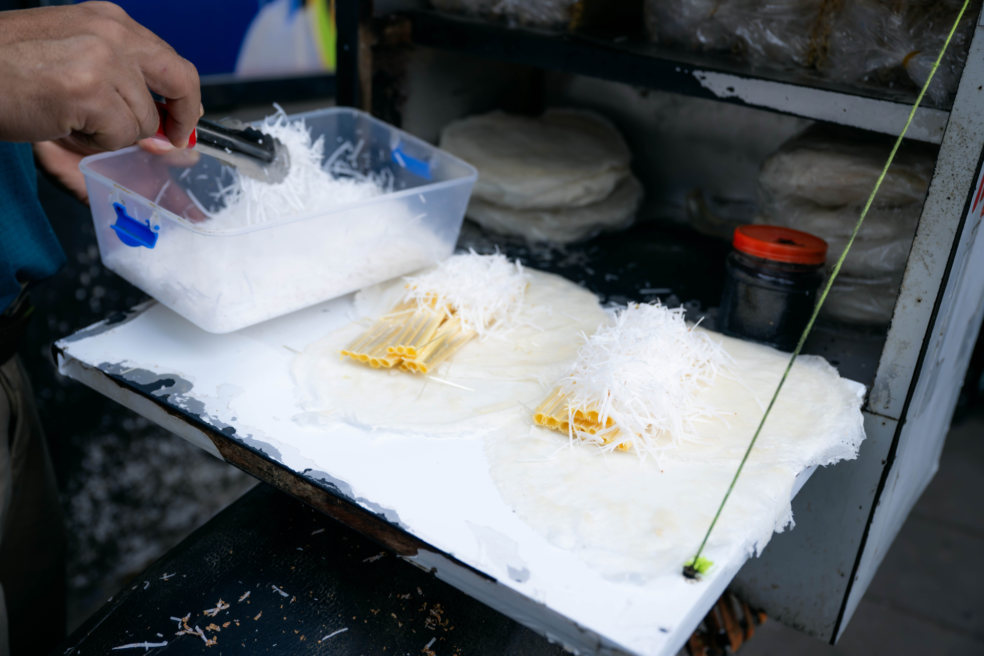 Clip: Đi t&igrave;m anh b&aacute;n b&ograve; b&iacute;a b&iacute; ẩn nhất Việt Nam, tiết lộ l&yacute; do mắt "đảo như lạc rang" khi b&aacute;n h&agrave;ng- Ảnh 10.