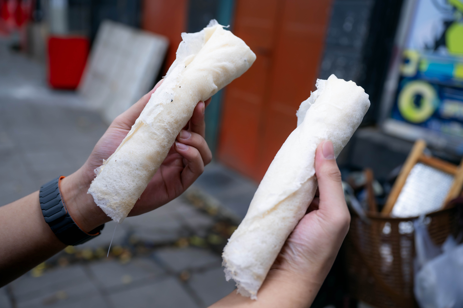 Clip: Đi t&igrave;m anh b&aacute;n b&ograve; b&iacute;a b&iacute; ẩn nhất Việt Nam, tiết lộ l&yacute; do mắt "đảo như lạc rang" khi b&aacute;n h&agrave;ng- Ảnh 11.