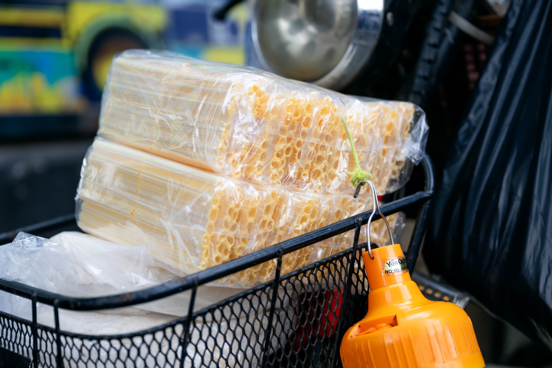 Clip: Đi t&igrave;m anh b&aacute;n b&ograve; b&iacute;a b&iacute; ẩn nhất Việt Nam, tiết lộ l&yacute; do mắt "đảo như lạc rang" khi b&aacute;n h&agrave;ng- Ảnh 12.