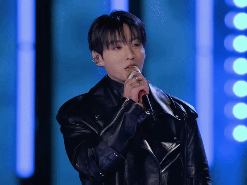 Zoom cận visual Jung Kook - V ở concert Gwanghwamun: Nhan sắc kh&ocirc;ng vết gợn xước, đ&uacute;ng l&agrave; &ldquo;mỹ nam đẹp nhất thế giới&rdquo;!- Ảnh 2.