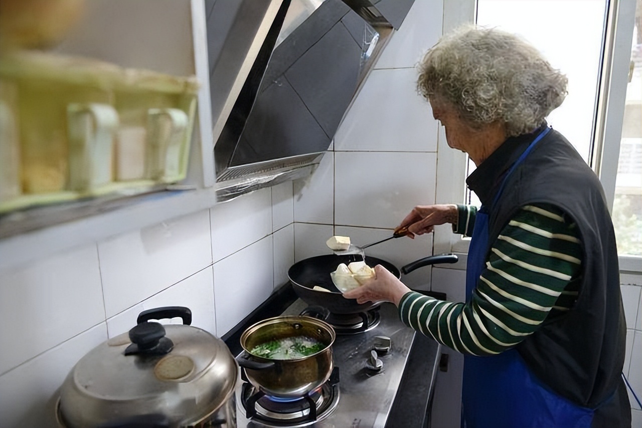 Người phụ nữ 61 tuổi ki&ecirc;n tr&igrave; ăn việt quất mỗi s&aacute;ng suốt 4 năm, kết quả kh&aacute;m khiến b&aacute;c sĩ gật g&ugrave;: "C&aacute;ch n&agrave;y rất ổn" - Ảnh 2.