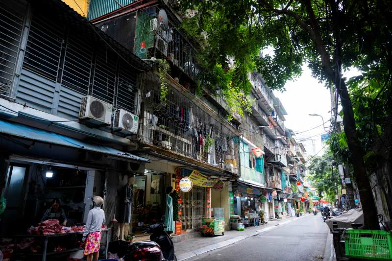 Tận thấy căn nhà “tổ chim” treo lơ lửng bên hông khu tập thể cũ tại Hà Nội: "Nhà của người liều"- Ảnh 10. Tận thấy căn nhà “tổ chim” treo lơ lửng bên hông khu tập thể cũ tại Hà Nội: "Nhà của người liều"- Ảnh 10.