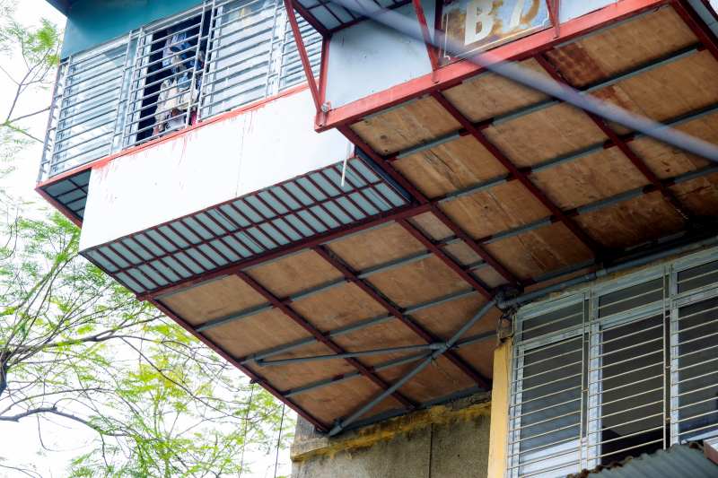 Tận thấy căn nhà “tổ chim” treo lơ lửng bên hông khu tập thể cũ tại Hà Nội: "Nhà của người liều"- Ảnh 4. Tận thấy căn nhà “tổ chim” treo lơ lửng bên hông khu tập thể cũ tại Hà Nội: "Nhà của người liều"- Ảnh 4.