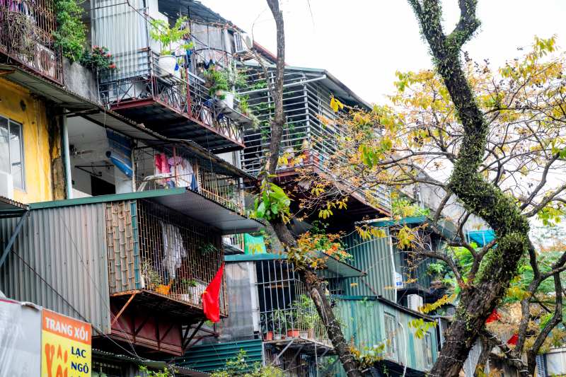 Tận thấy căn nhà “tổ chim” treo lơ lửng bên hông khu tập thể cũ tại Hà Nội: "Nhà của người liều"- Ảnh 7. Tận thấy căn nhà “tổ chim” treo lơ lửng bên hông khu tập thể cũ tại Hà Nội: "Nhà của người liều"- Ảnh 7.
