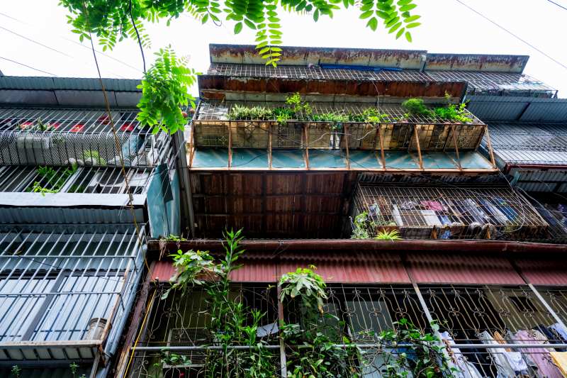 Tận thấy căn nhà “tổ chim” treo lơ lửng bên hông khu tập thể cũ tại Hà Nội: "Nhà của người liều"- Ảnh 13. Tận thấy căn nhà “tổ chim” treo lơ lửng bên hông khu tập thể cũ tại Hà Nội: "Nhà của người liều"- Ảnh 13.