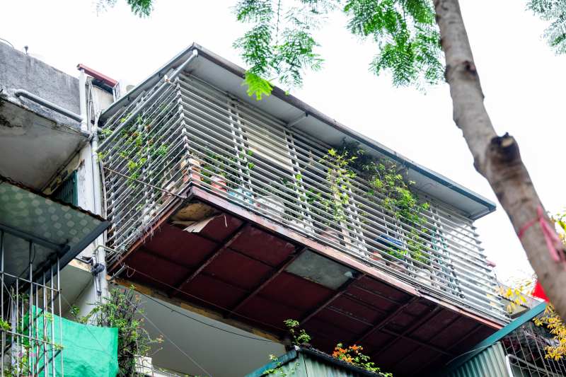 Tận thấy căn nhà “tổ chim” treo lơ lửng bên hông khu tập thể cũ tại Hà Nội: "Nhà của người liều"- Ảnh 12. Tận thấy căn nhà “tổ chim” treo lơ lửng bên hông khu tập thể cũ tại Hà Nội: "Nhà của người liều"- Ảnh 12.
