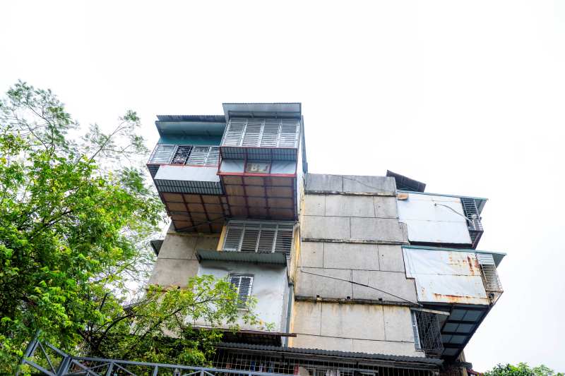 Tận thấy căn nhà “tổ chim” treo lơ lửng bên hông khu tập thể cũ tại Hà Nội: "Nhà của người liều"- Ảnh 2. Tận thấy căn nhà “tổ chim” treo lơ lửng bên hông khu tập thể cũ tại Hà Nội: "Nhà của người liều"- Ảnh 2.