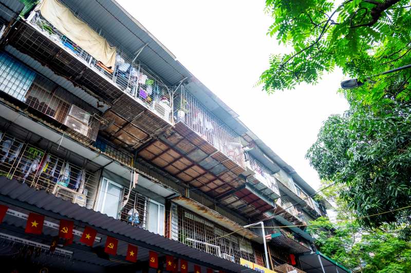 Tận thấy căn nhà “tổ chim” treo lơ lửng bên hông khu tập thể cũ tại Hà Nội: "Nhà của người liều"- Ảnh 9. Tận thấy căn nhà “tổ chim” treo lơ lửng bên hông khu tập thể cũ tại Hà Nội: "Nhà của người liều"- Ảnh 9.