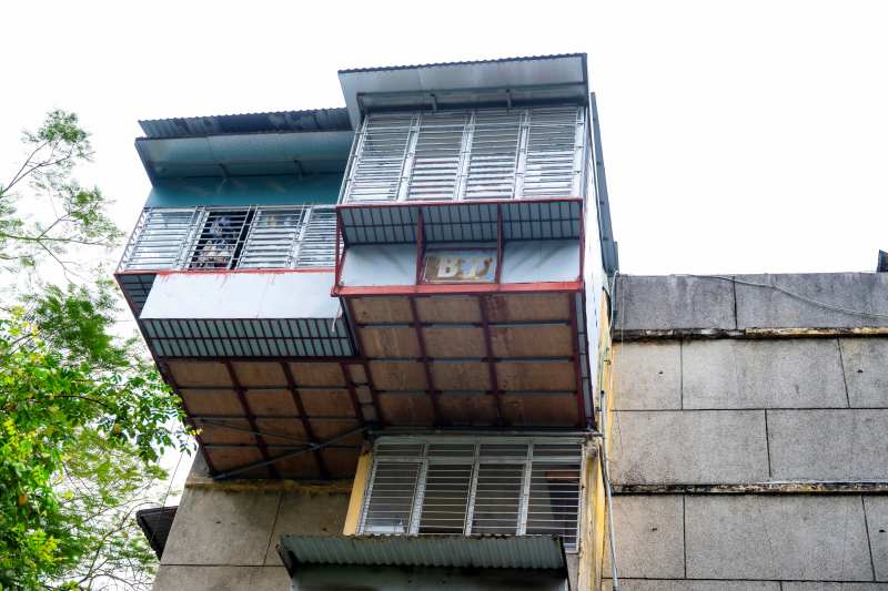 Tận thấy căn nhà “tổ chim” treo lơ lửng bên hông khu tập thể cũ tại Hà Nội: "Nhà của người liều"- Ảnh 3. Tận thấy căn nhà “tổ chim” treo lơ lửng bên hông khu tập thể cũ tại Hà Nội: "Nhà của người liều"- Ảnh 3.