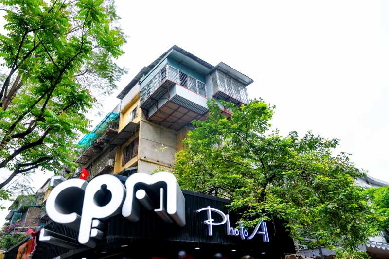 Tận thấy căn nhà “tổ chim” treo lơ lửng bên hông khu tập thể cũ tại Hà Nội: "Nhà của người liều"- Ảnh 6. Tận thấy căn nhà “tổ chim” treo lơ lửng bên hông khu tập thể cũ tại Hà Nội: "Nhà của người liều"- Ảnh 6.