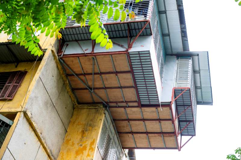 Tận thấy căn nhà “tổ chim” treo lơ lửng bên hông khu tập thể cũ tại Hà Nội: "Nhà của người liều"- Ảnh 5. Tận thấy căn nhà “tổ chim” treo lơ lửng bên hông khu tập thể cũ tại Hà Nội: "Nhà của người liều"- Ảnh 5.