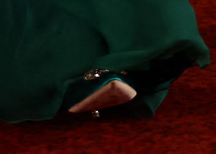 Vương phi Kate chiếm trọn spotlight tiệc Ho&agrave;ng gia: Đội vương miện của mẹ chồng Diana, xỏ đ&ocirc;i gi&agrave;y huyền thoại của Carrie Bradshaw- Ảnh 4.