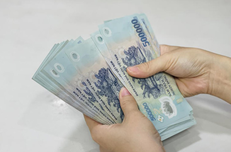 Ph&aacute;t hiện h&agrave;ng trăm tờ tiền 500 ngh&igrave;n đồng bỏ qu&ecirc;n trong c&acirc;y ATM- Ảnh 1.