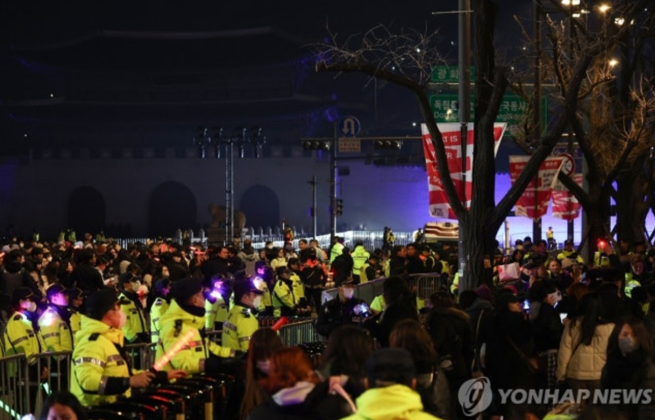 Cảnh tượng chưa từng thấy ở "tr&aacute;i tim Seoul", BTS thu h&uacute;t 42 ngh&igrave;n người đến concert miễn ph&iacute;- Ảnh 7.