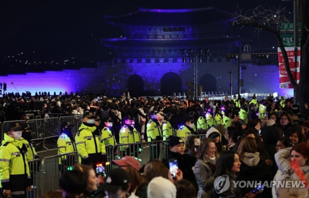 Cảnh tượng chưa từng thấy ở "tr&aacute;i tim Seoul", BTS thu h&uacute;t 42 ngh&igrave;n người đến concert miễn ph&iacute;- Ảnh 9.