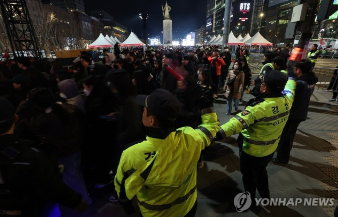 Cảnh tượng chưa từng thấy ở "tr&aacute;i tim Seoul", BTS thu h&uacute;t 42 ngh&igrave;n người đến concert miễn ph&iacute;- Ảnh 8.
