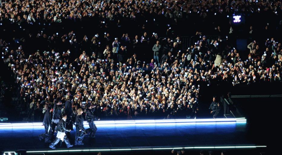 Cảnh tượng chưa từng thấy ở "tr&aacute;i tim Seoul", BTS thu h&uacute;t 42 ngh&igrave;n người đến concert miễn ph&iacute;- Ảnh 4.