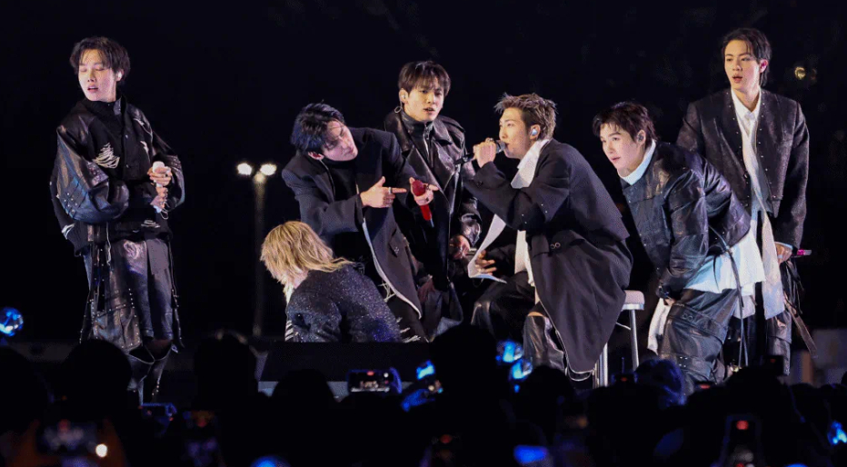 Cảnh tượng chưa từng thấy ở "tr&aacute;i tim Seoul", BTS thu h&uacute;t 42 ngh&igrave;n người đến concert miễn ph&iacute;- Ảnh 2.