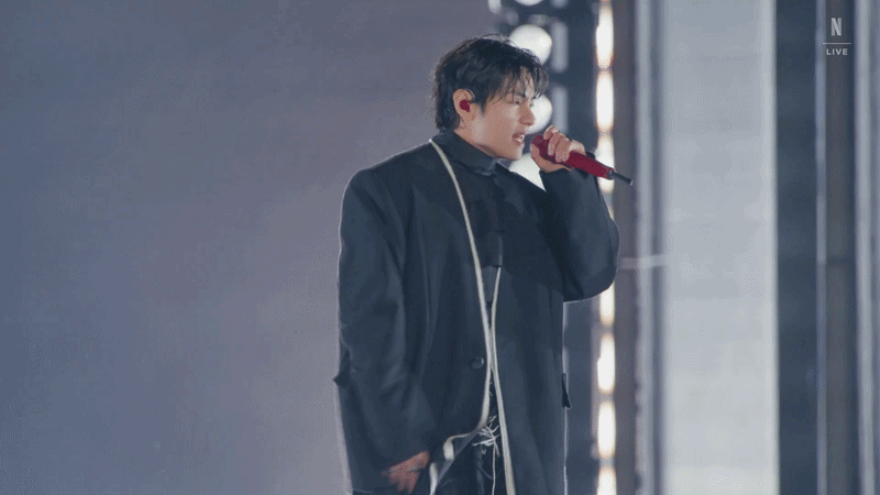 Zoom cận visual Jung Kook - V ở concert Gwanghwamun: Nhan sắc kh&ocirc;ng vết gợn xước, đ&uacute;ng l&agrave; &ldquo;mỹ nam đẹp nhất thế giới&rdquo;!- Ảnh 6.