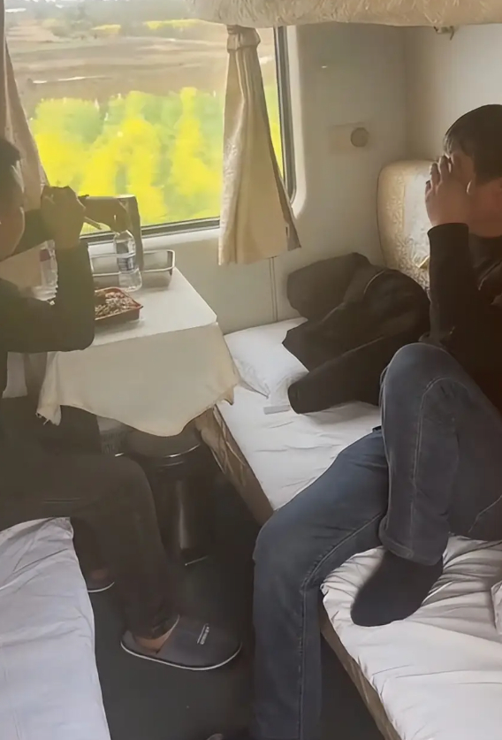 Vụ việc tr&ecirc;n t&agrave;u hỏa khiến nhiều người ng&aacute;n ngẩm: Sợ nhất kiểu "con nh&agrave; l&iacute;nh t&iacute;nh nh&agrave; quan"!- Ảnh 1.