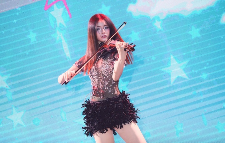 Con g&aacute;i nu&ocirc;i Bằng Kiều: Xinh như hoa hậu, th&agrave;nh thạo 3 ngoại ngữ- Ảnh 2.