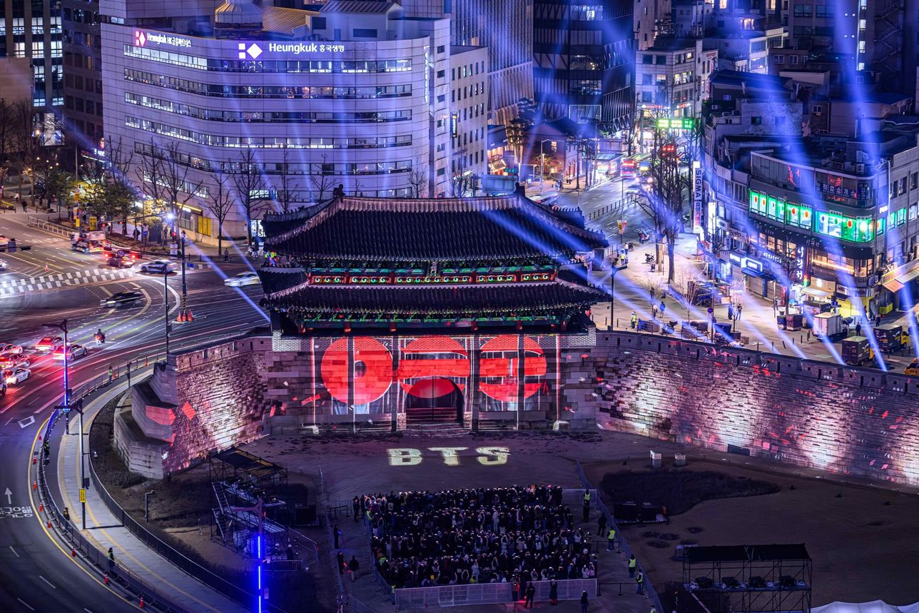 Seoul phủ t&iacute;m: Cổng th&agrave;nh&nbsp;Sungnyemun, th&aacute;p Namsan, h&agrave;ng ngh&igrave;n drone tr&ecirc;n s&ocirc;ng H&agrave;n v&agrave; hơn thế nữa!- Ảnh 1.