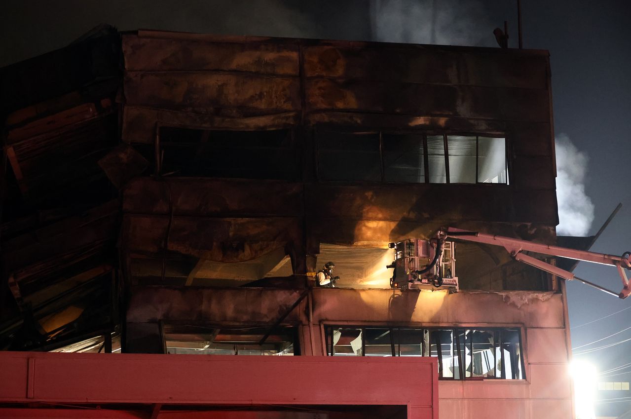 Thảm kịch ch&aacute;y nh&agrave; m&aacute;y tại H&agrave;n Quốc: 10 thi thể được t&igrave;m thấy, nhiều nạn nh&acirc;n kh&ocirc;ng thể nhận dạng v&agrave; c&ograve;n mất t&iacute;ch- Ảnh 2.